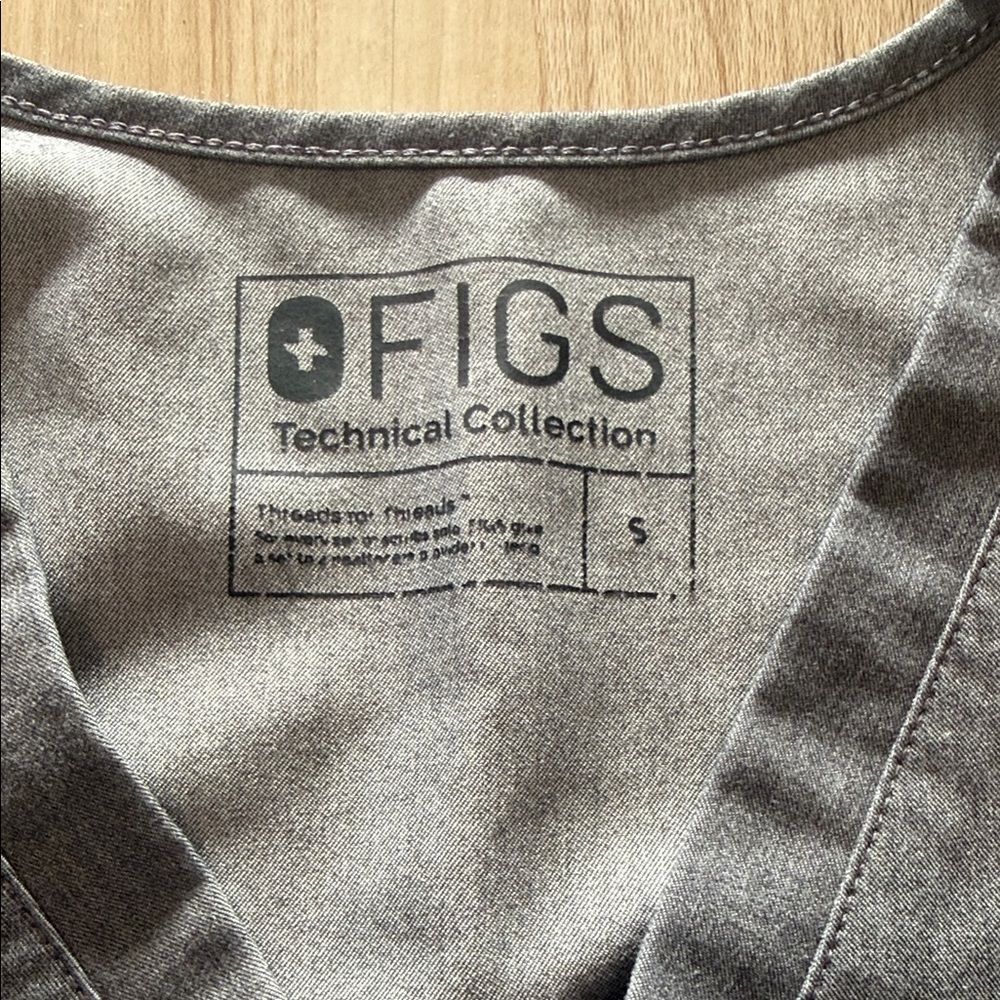 Figs Catarina one pocket Scrub Top in Graphite - Picture 2 of 2
